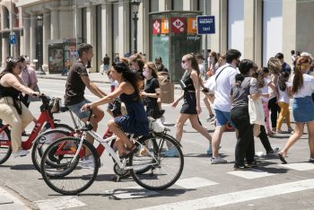 ciclistas e pedestres em Barcelona